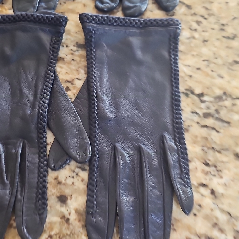 Vintage 2 pairs soft Elegant Black Leather Gloves for small slender hands - Picture 3 of 12